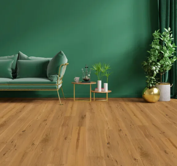 Wohnzimmer mit hochwertigem Holzboden in natürlicher Optik – modernes Interior mit grünem Sofa, goldenen Akzenten und stilvoller Dekoration.