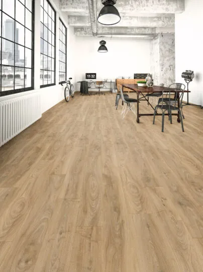 Modernes Loft-Büro mit hellem Design-Naturboden, Tageslicht und stilvoller Einrichtung – ideal für nachhaltiges Wohnen und Arbeiten.
