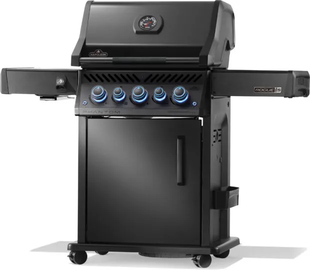 Napoleon Rogue 425 Phantom Gasgrill in mattem Schwarz mit vier blauen LED-Knöpfen, Thermometer, Seitenablagen und Rollschrank.