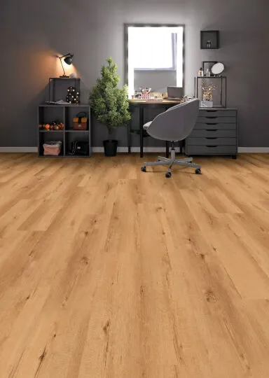 Modernes Homeoffice mit hellem Holzfußboden – stilvolle Einrichtung mit Schreibtisch, Regal und Dekoration vor dunkelgrauer Wand und natürlichem Lichteinfall.
