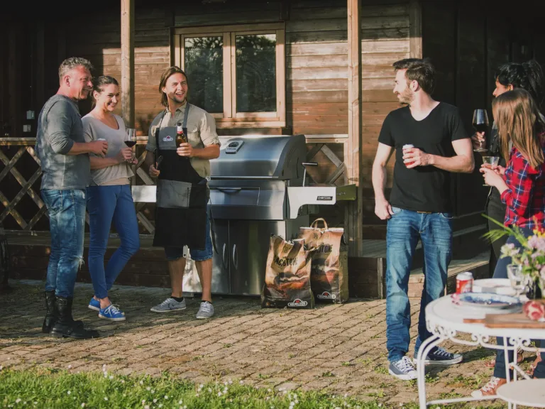 Grills & Gartenmöbel für alle, die das Leben auch gerne mal nach draußen verlagern.