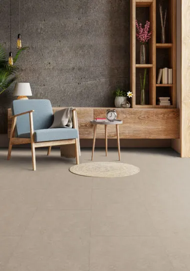 Wohnzimmer mit beigem Linoleumboden in Fliesenoptik – pflegeleichte und stilvolle Lösung für moderne Wohnräume mit minimalistischer Einrichtung.