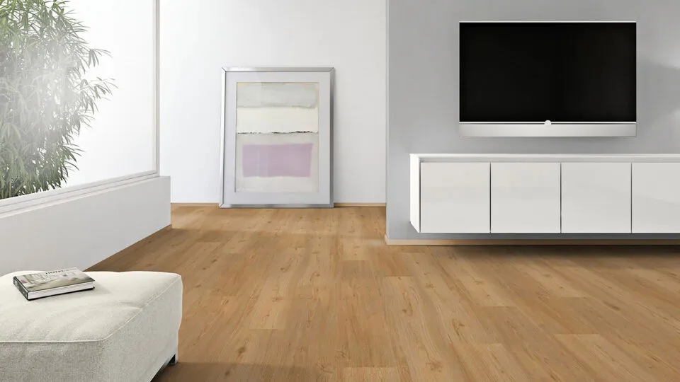 Wohnzimmer mit hellem Holzboden aus dem ZIPSE-Sortiment – stilvolle Kombination aus minimalistischem Design und natürlichem Licht.