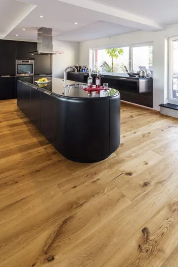 Design-Küche mit hochwertigem Design-Naturboden aus Holz – stilvolle Basis für moderne Wohnkonzepte mit natürlicher Ausstrahlung.