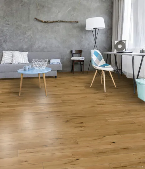 Modernes Wohnzimmer mit hellem Holzboden aus nachhaltigem Material