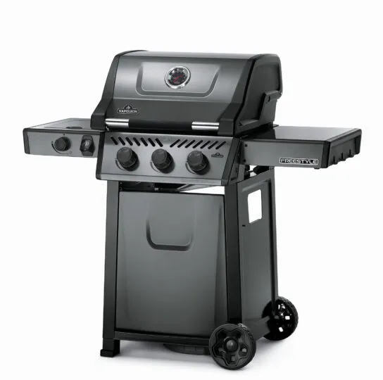 Gasgrill mit vier Reglern, Seitenablagen, Deckelthermometer und zwei Rollen.