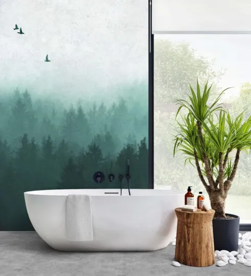 Badezimmer mit weißer Wanne und Wandpaneel mit Waldmotiv – wasserfest und dekorativ.