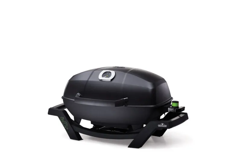 Mobiler Gasgrill mit schwarzem, kuppelförmigem Deckel, integriertem Thermometer oben, grünem Drehregler an der rechten Seite und zwei stabilen Standbeinen.