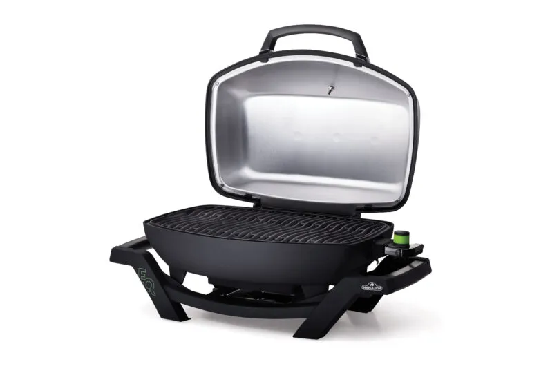 Kompakter Tischgrill mit offenem Deckel, Grillfläche und seitlichen Drehreglern.