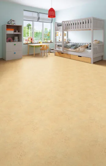 Kinderzimmer mit beige-farbenem Boden, hellblauen Wänden, Hochbett mit Schubladen, Regal mit Spielzeug und Büchern, kleinem Tisch mit zwei Stühlen vor dem Fenster und roter Deckenlampe.