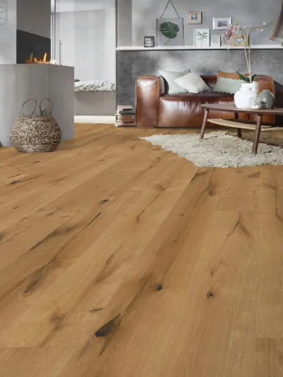 Eiche Alexandria Boden im modernen Wohnzimmer – hochwertiger Holzboden mit lebendiger Maserung, kombiniert mit Kamin, Ledersofa und stilvoller Einrichtung.